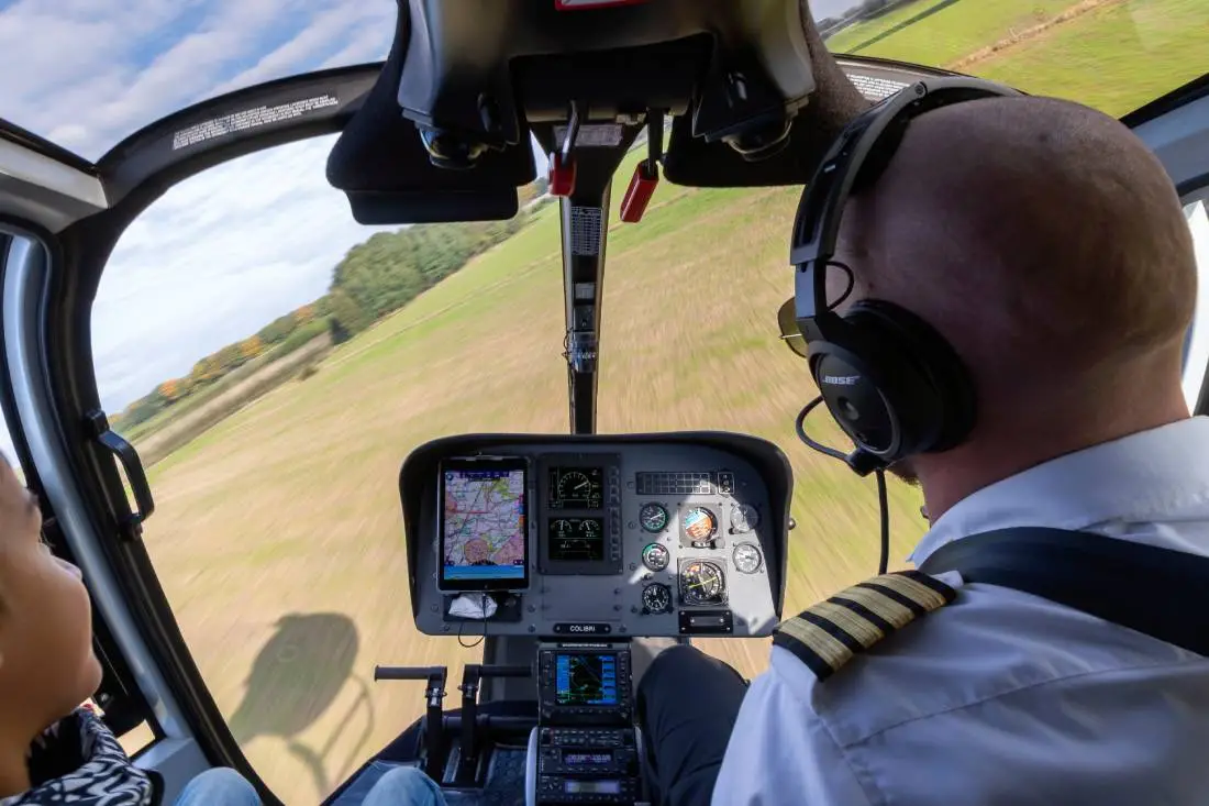 Hubschrauberpilot fliegt weg